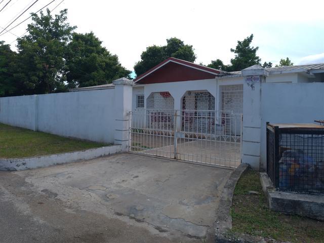 House For Sale Barrington Drive Kingston 19 26 000 000 Keez