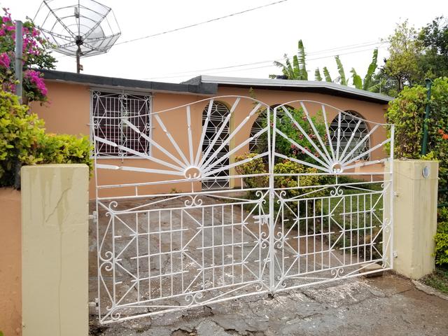 front view of house for sale kingston - Biznizout.com