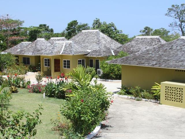 Resort / Villa For Sale: RICKETTS DRIVE, Runaway Bay | $625,000 | Keez