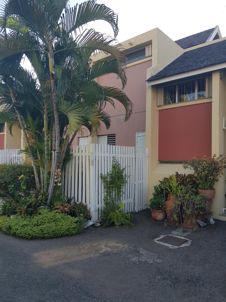 Townhouse For Sale HOPE ROAD, Kingston 6 250,000 Keez