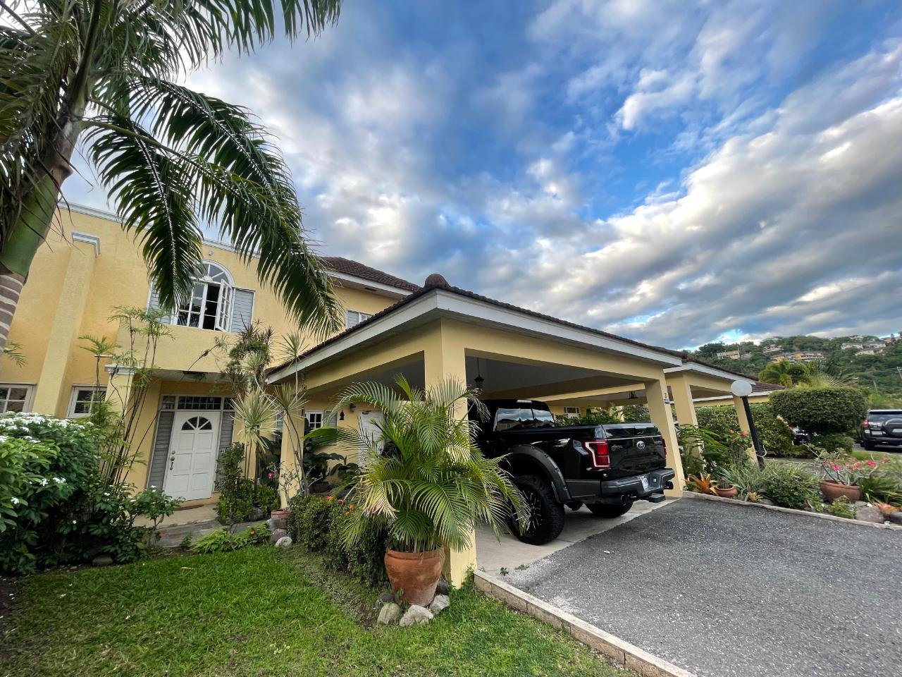 Townhouse For Rent OLD HOPE ROAD, Kingston 6 3,800 Keez