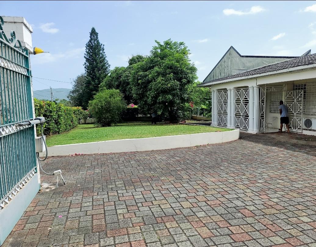 House For Sale GLENDON CIRCLE, Kingston 6 510,000 Keez