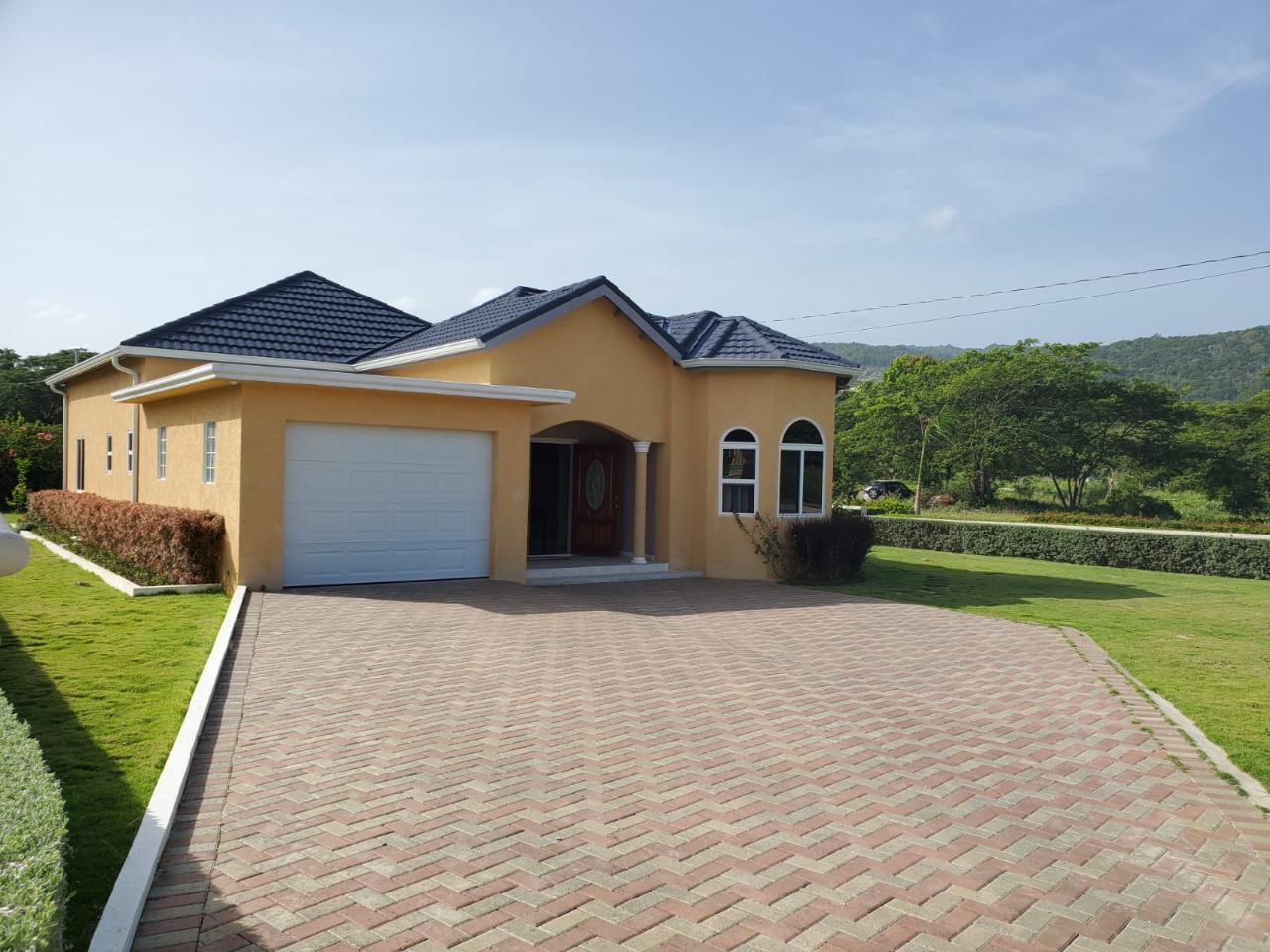 House For Sale 17 LAKESIDE VIEW PARK, Runaway Bay 300,000 Keez