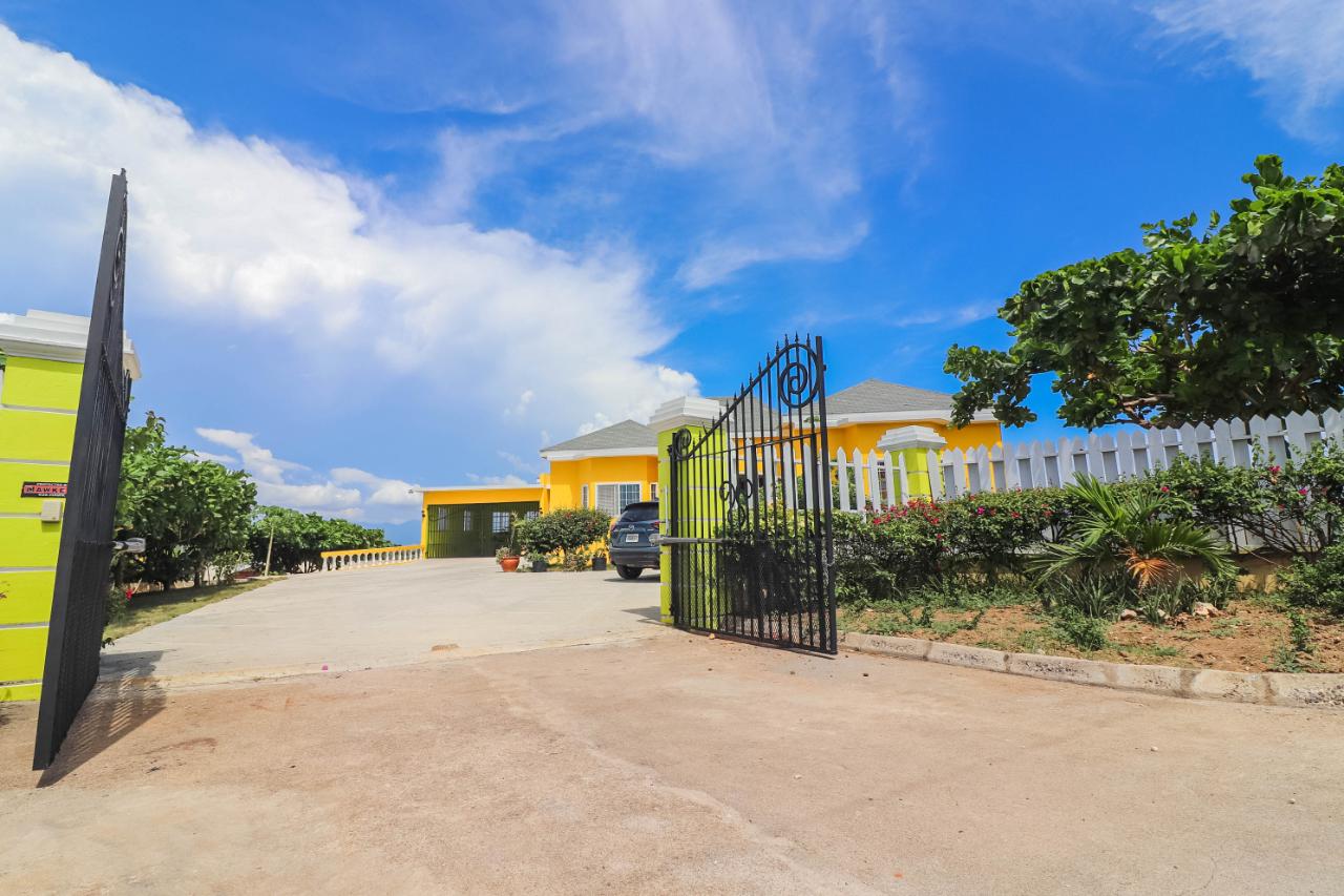 House For Sale 275 SANDHILLS HELLSHIRE, Greater Portmore 40,000,000