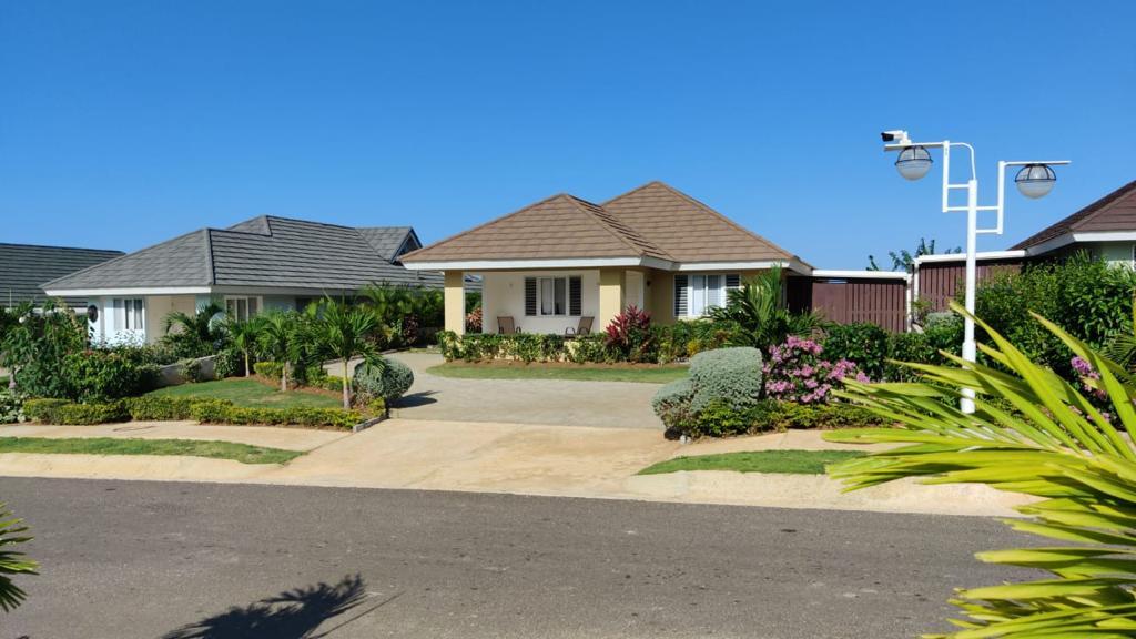 House For Sale THE CREST RICHMOND ESTATE, Laughlands 360,000 Keez