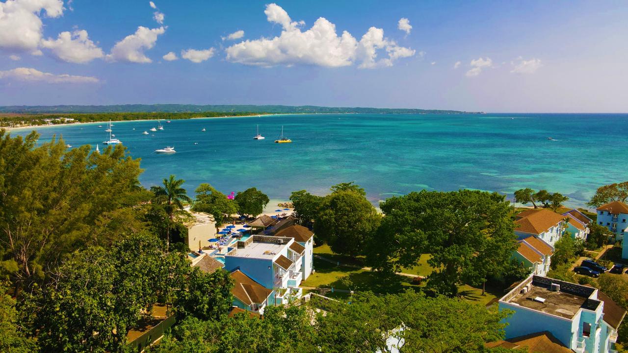 Resort / Villa For Sale POINT VILLAGE, Negril 200,000 Keez