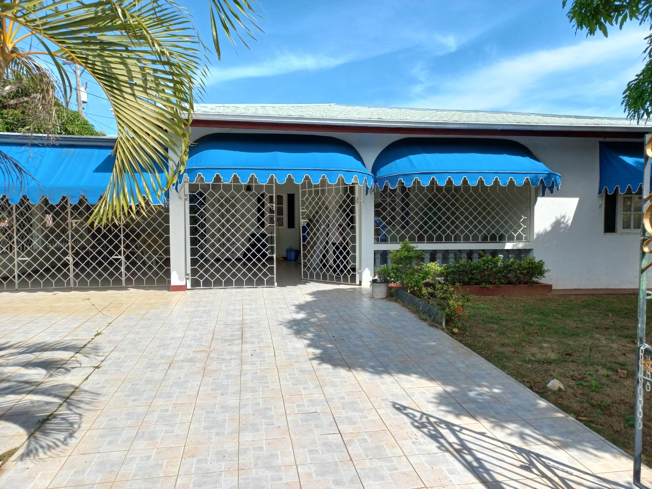 House For Sale LISA TERRACE, Spanish Town 28,000,000 Keez