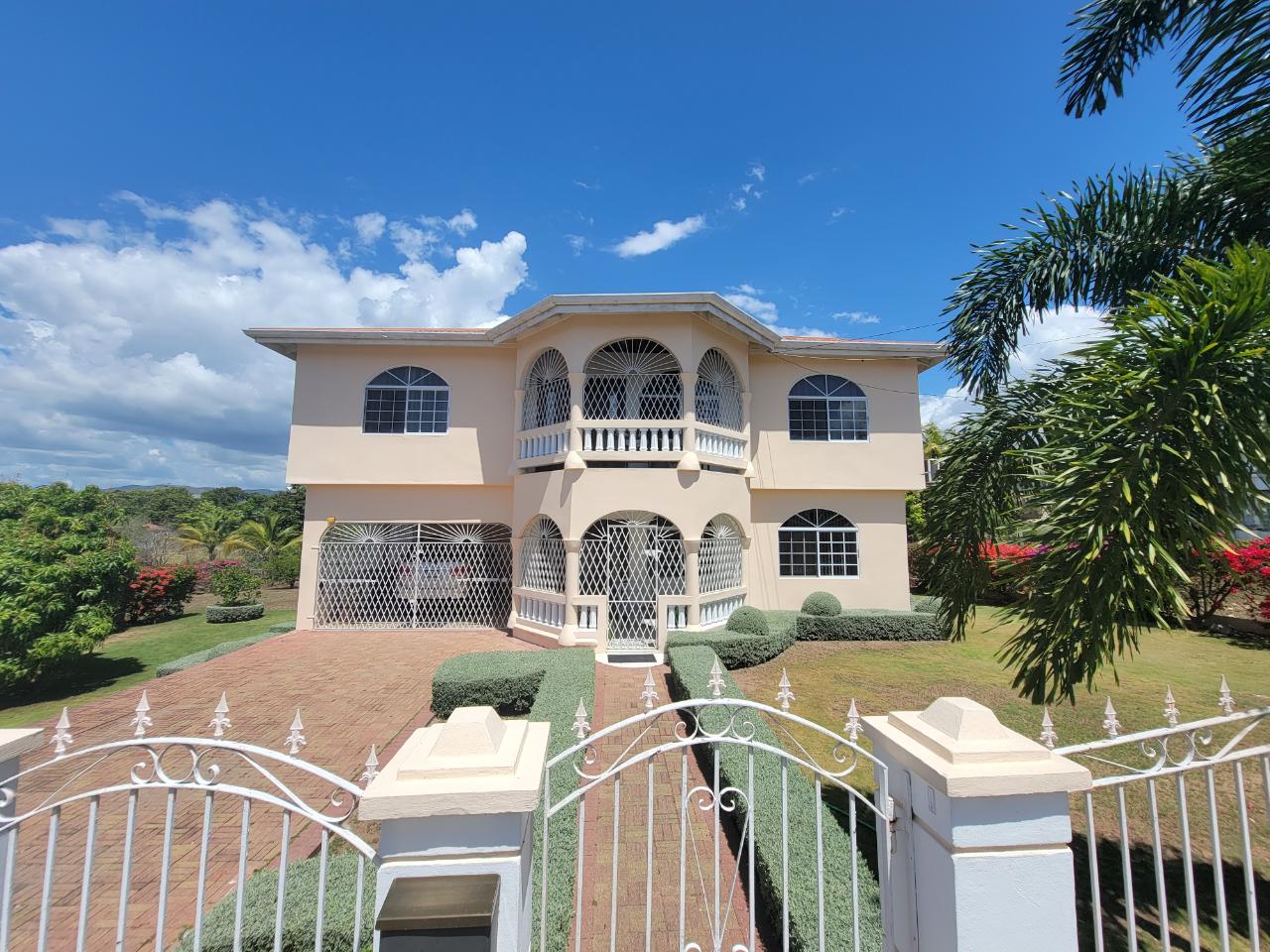 House For Sale GLENMUIR ROAD, May Pen 300,000 Keez