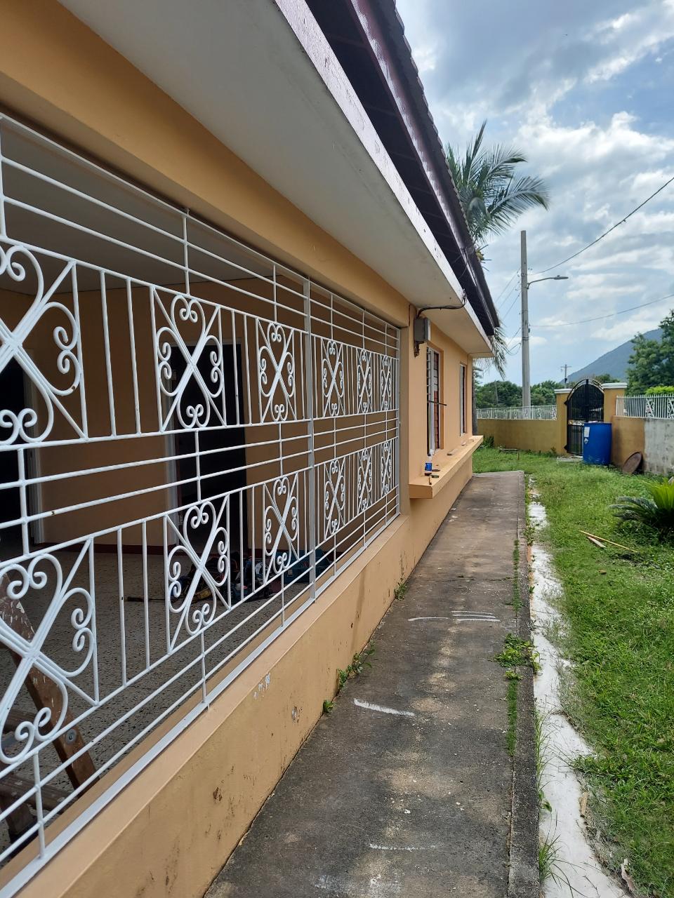 House For Rent MOLYNES ROAD KINGSTON 20, Kingston 19 90,000 Keez