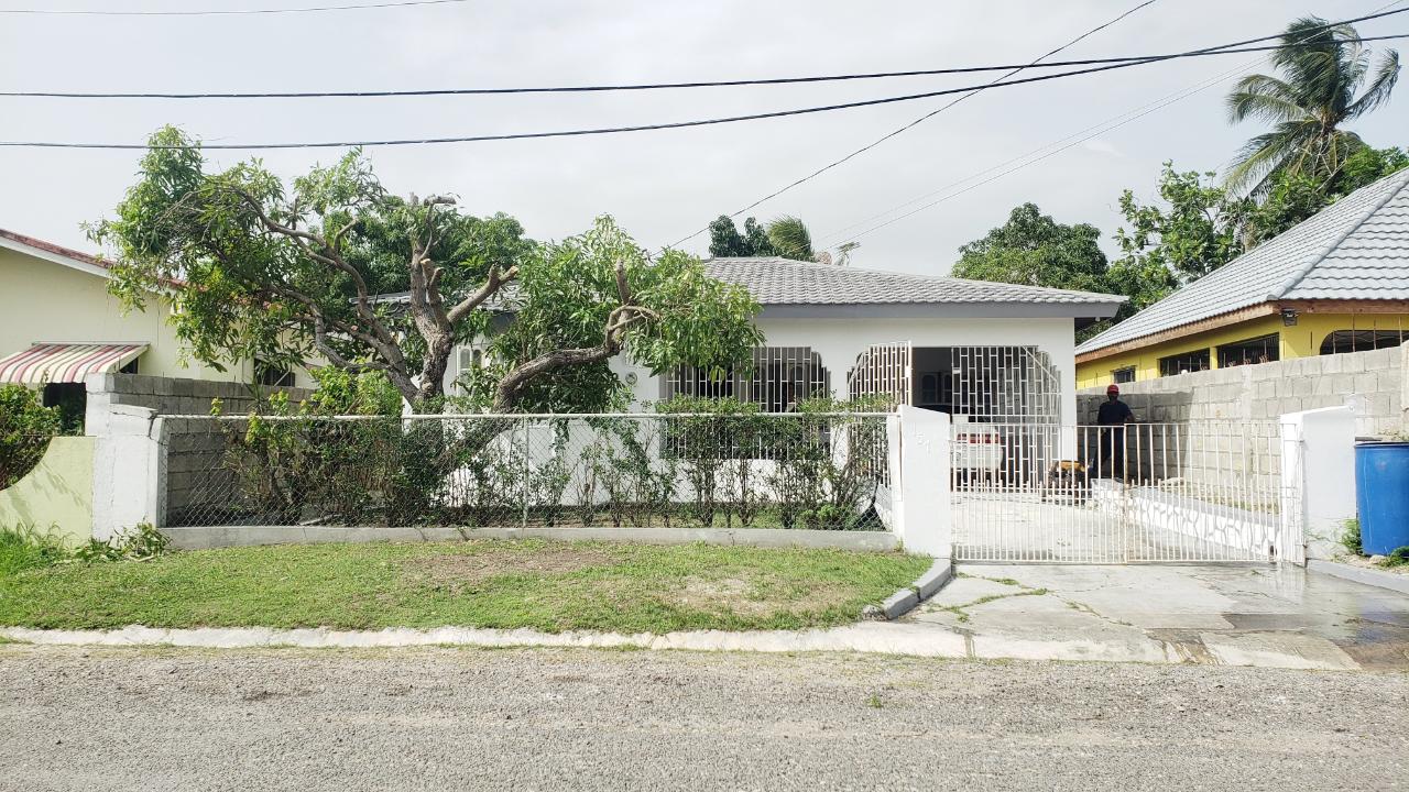 House For Sale GLENVIEW TERRACE, CLAREND, May Pen 16,000,000 Keez