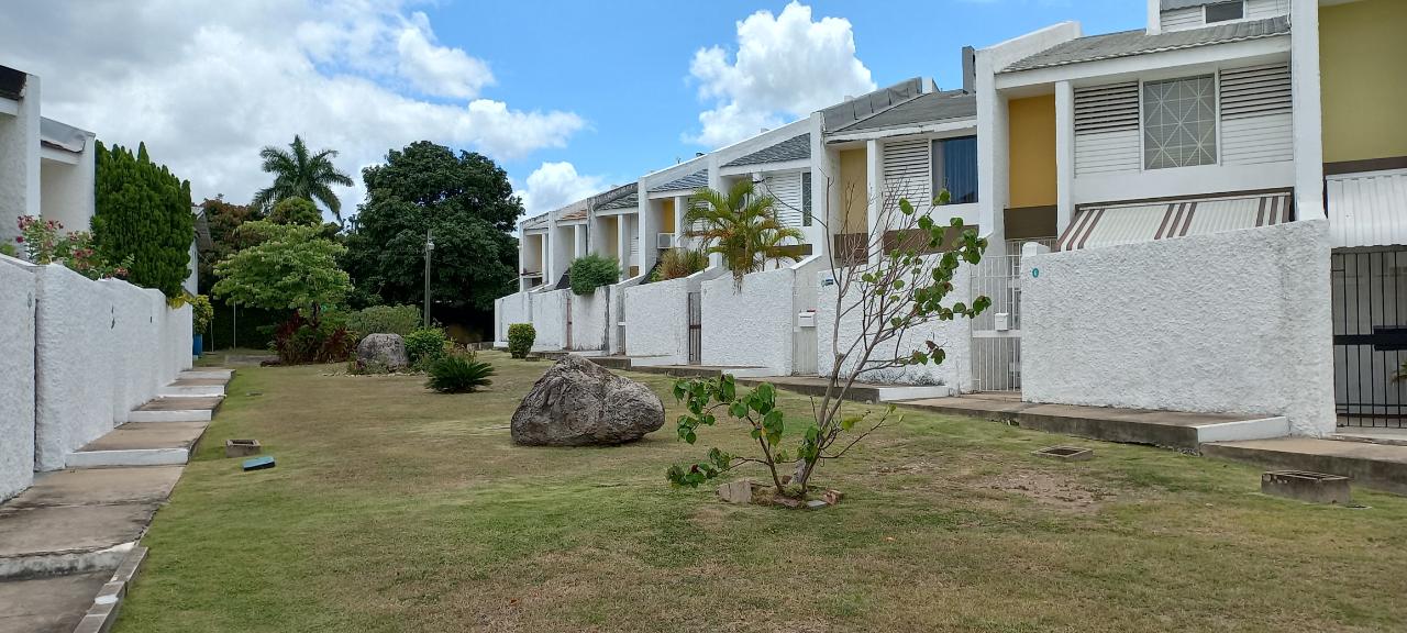 Townhouse For Rent KINGSWAY AVENUE, Kingston 10 1,000 Keez