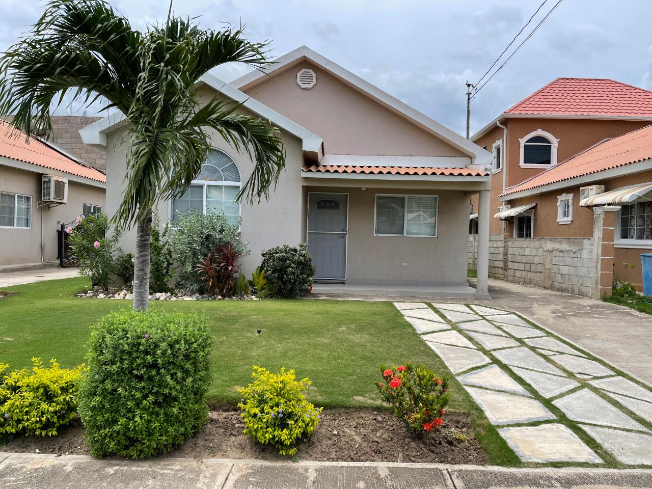 House For Rent CAYMANAS ESTATE, Greater Portmore 100,000 Keez