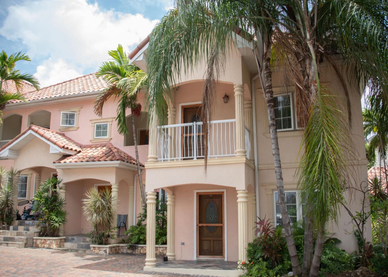 Townhouse For Rent VIP AVE, Runaway Bay 850 Keez