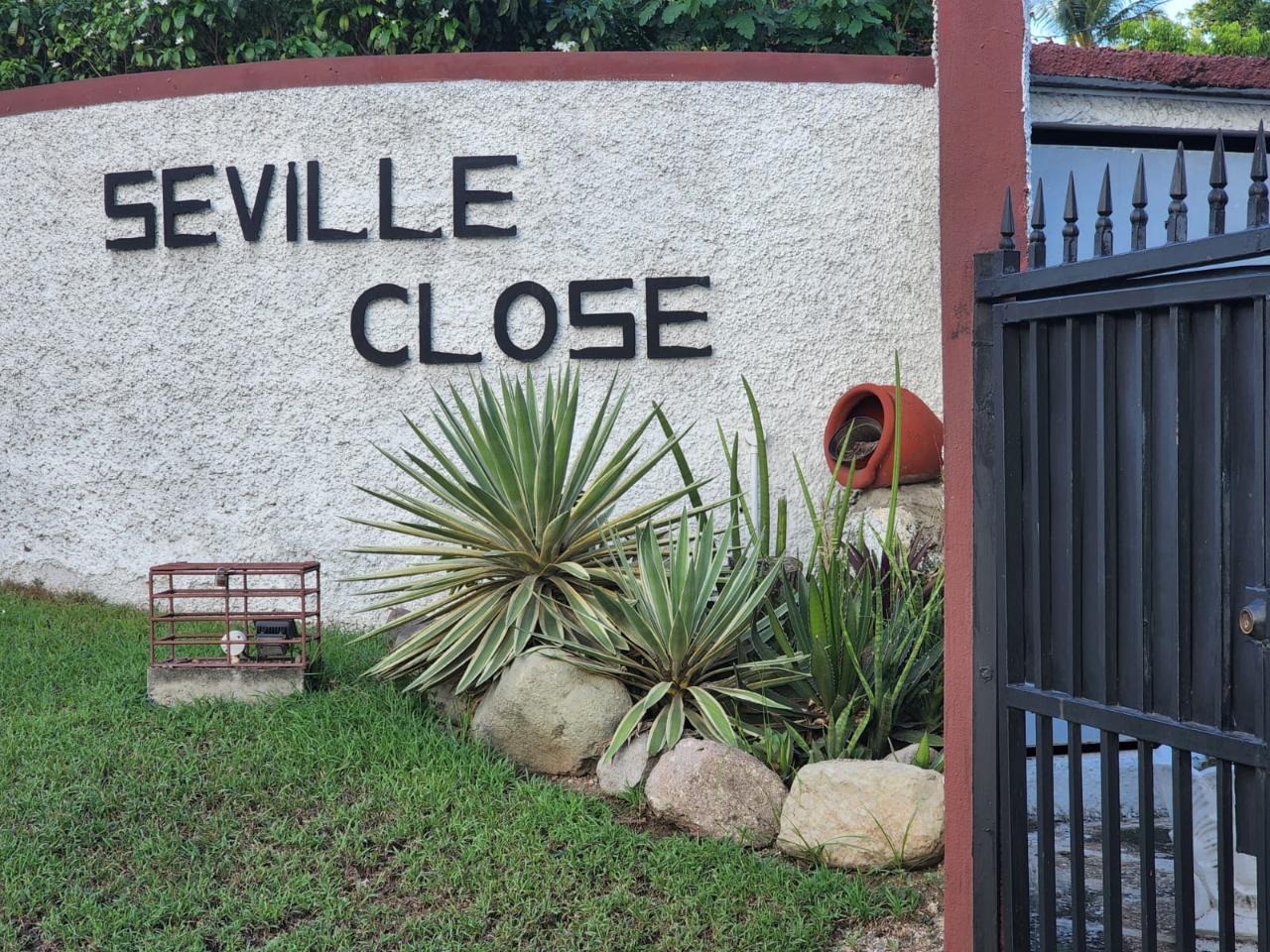 Townhouse For Rent SEVILLE CLOSE, Kingston 6 135,000 Keez