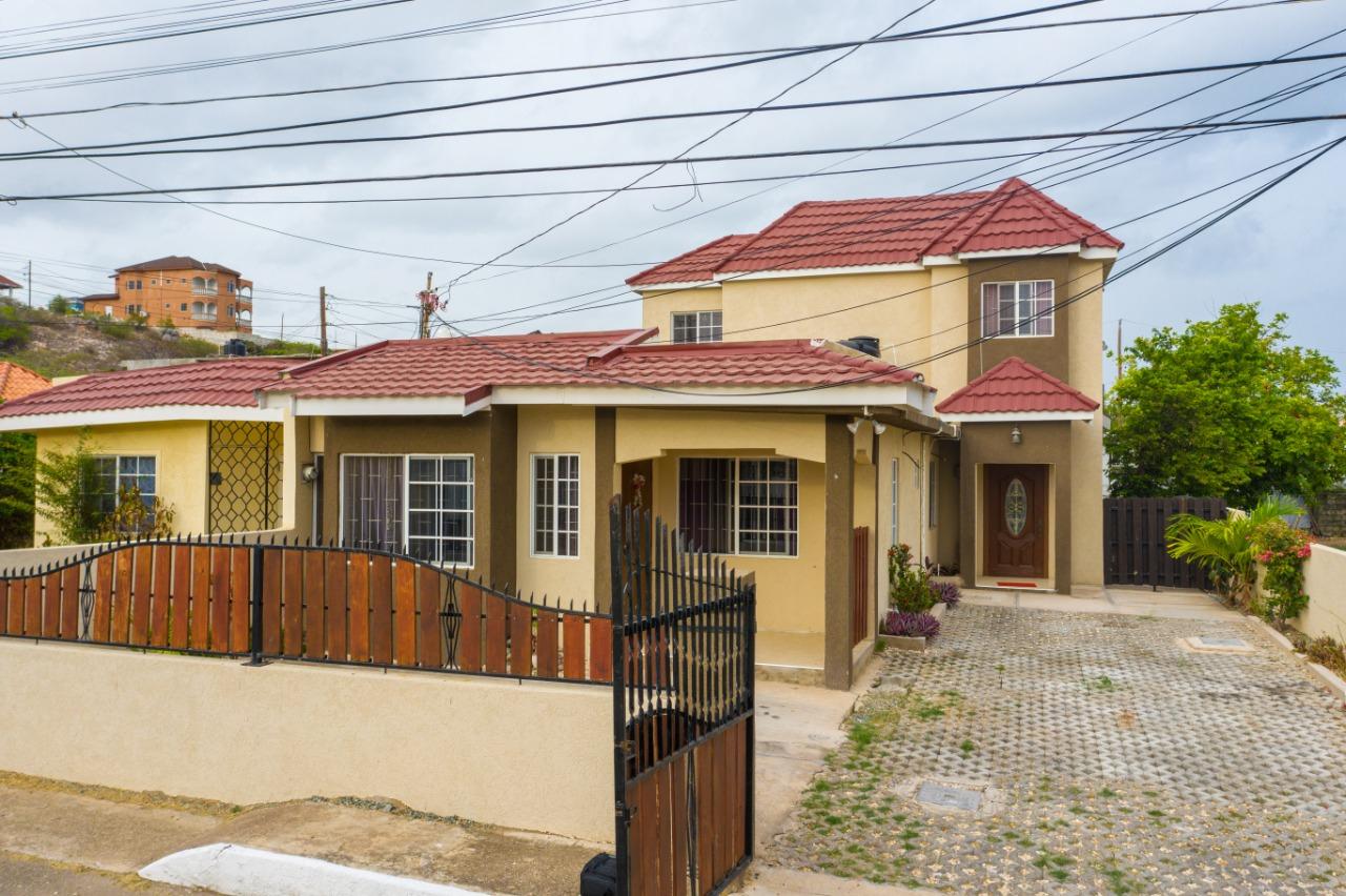 House For Sale EAST CAVE DRIVE, Greater Portmore 32,000,000 Keez