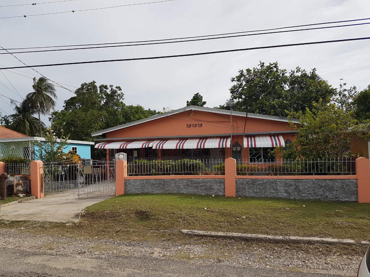 House For Sale CIRCLE DRIVE, GLENMUIR HO, May Pen 19,000,000 Keez