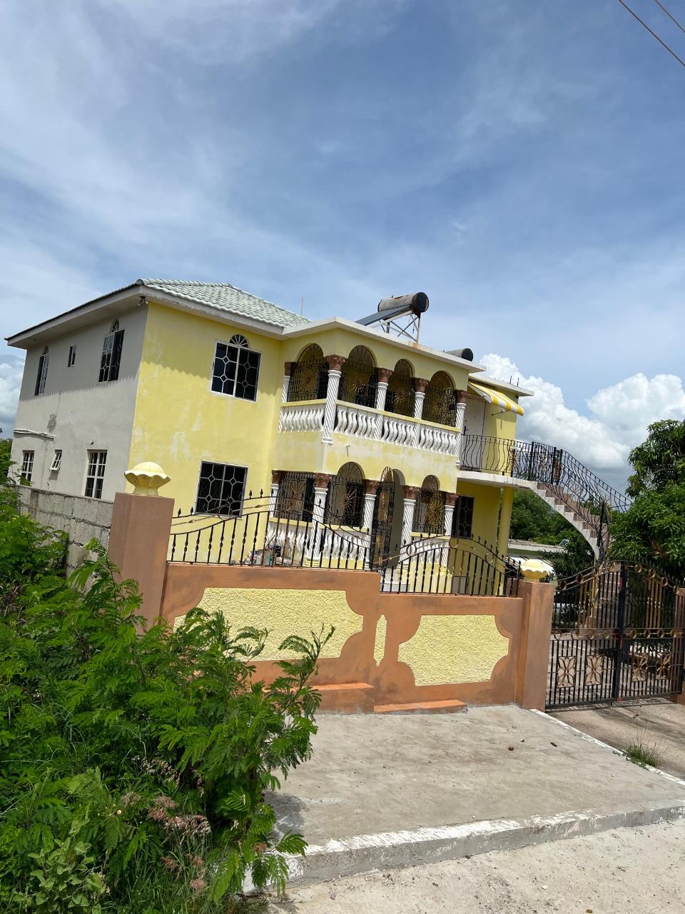 House For Sale DIAMOND AVENUE, Greater Portmore 32,000,000 Keez