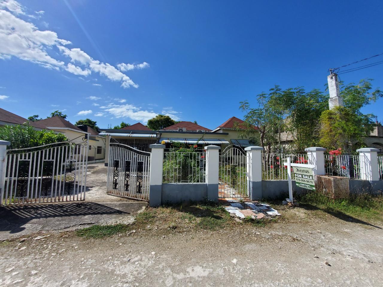 House For Sale LLANDILO PEN, WESTMORELAN, SavannaLaMar 30,000,000