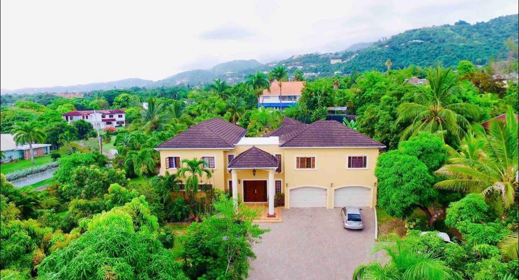 House For Sale TEMPLE MEADE, Kingston 6 2,800,000 Keez