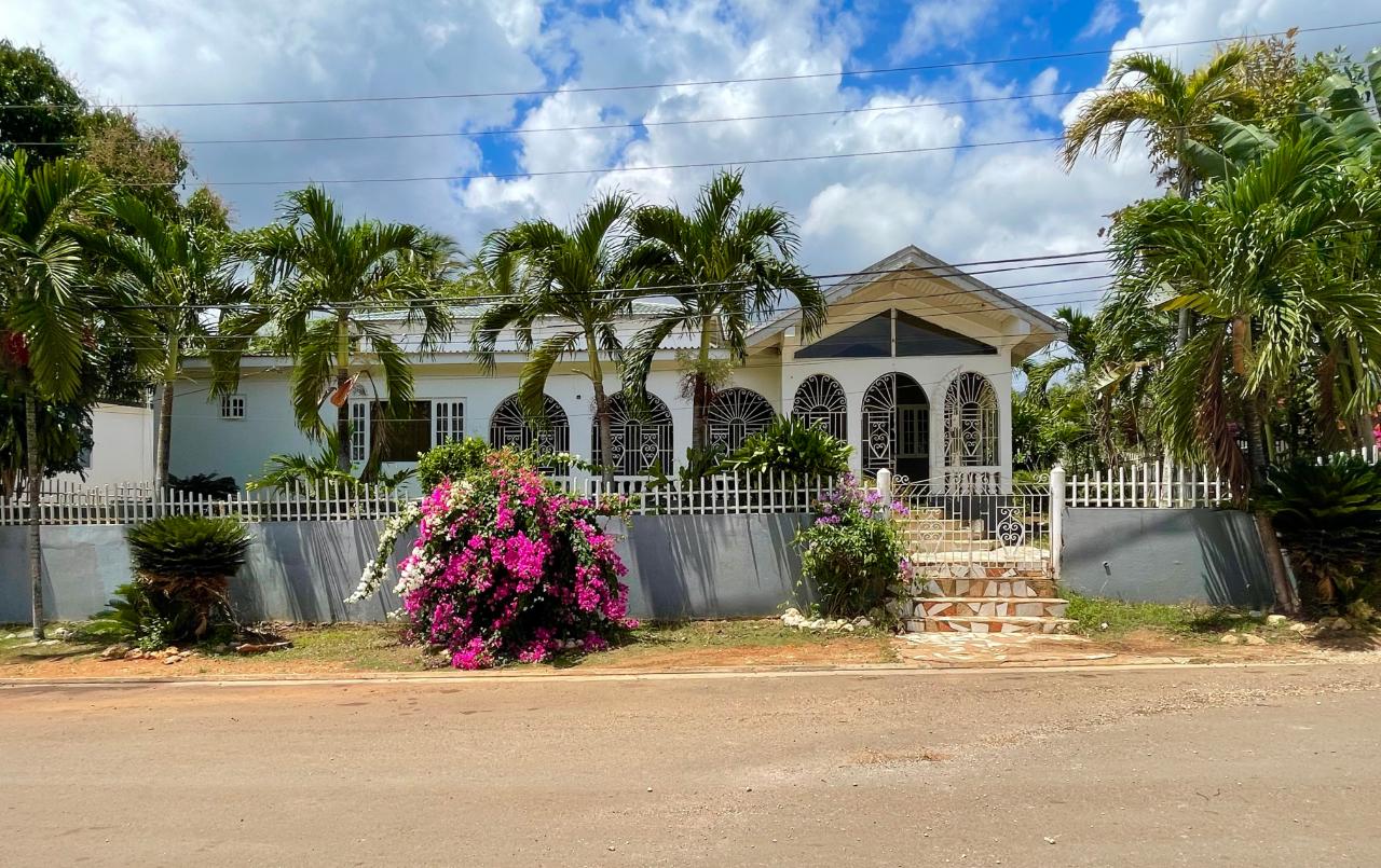 House For Sale: WHITEHOUSE HOUSING SCHEME, Linstead | $27,000,000 | Keez