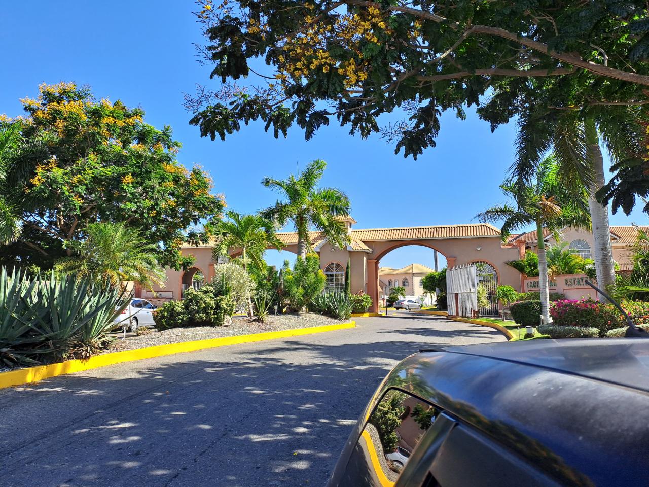 House For Sale PLACE, Greater Portmore 33,000,000 Keez