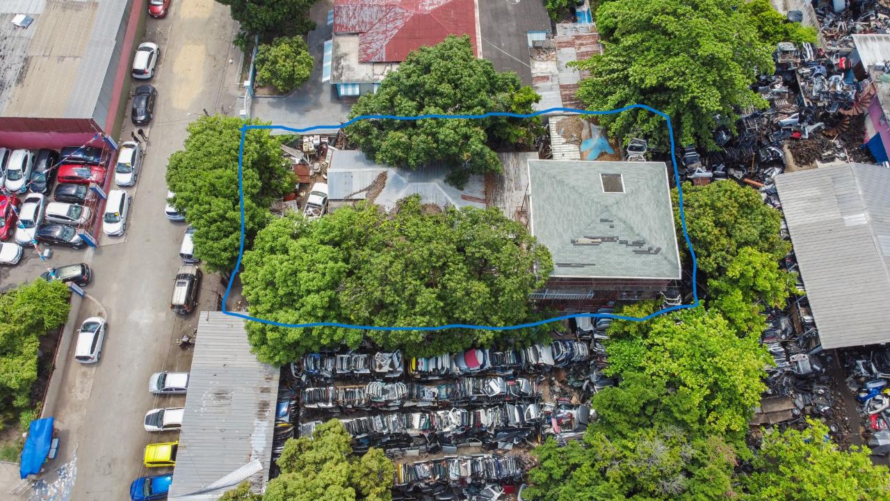 Offices / Commercial Bldg For Sale QUEENSBURY AVE, Kingston 11