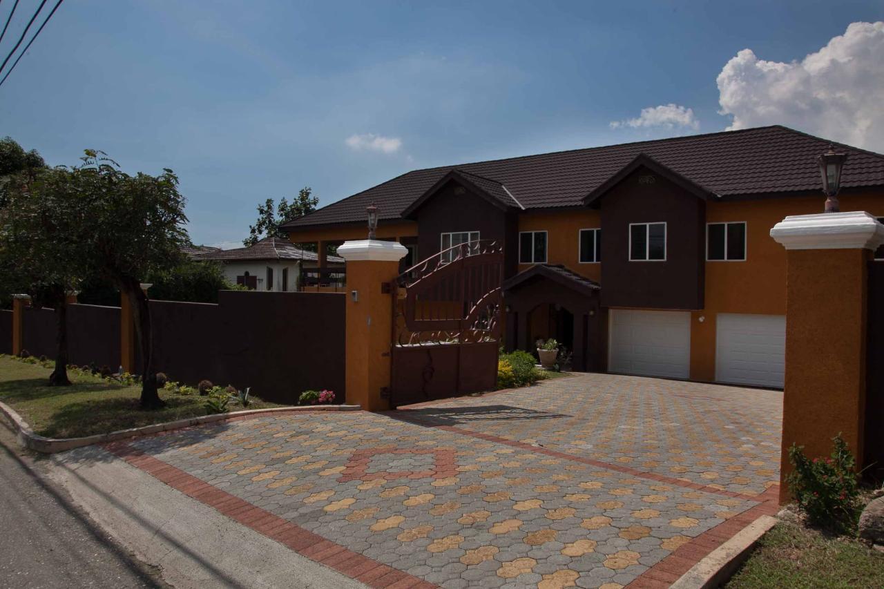 House For Rent TEMPLE MEADE, KINGSTON 6, 2704 4,000 Keez