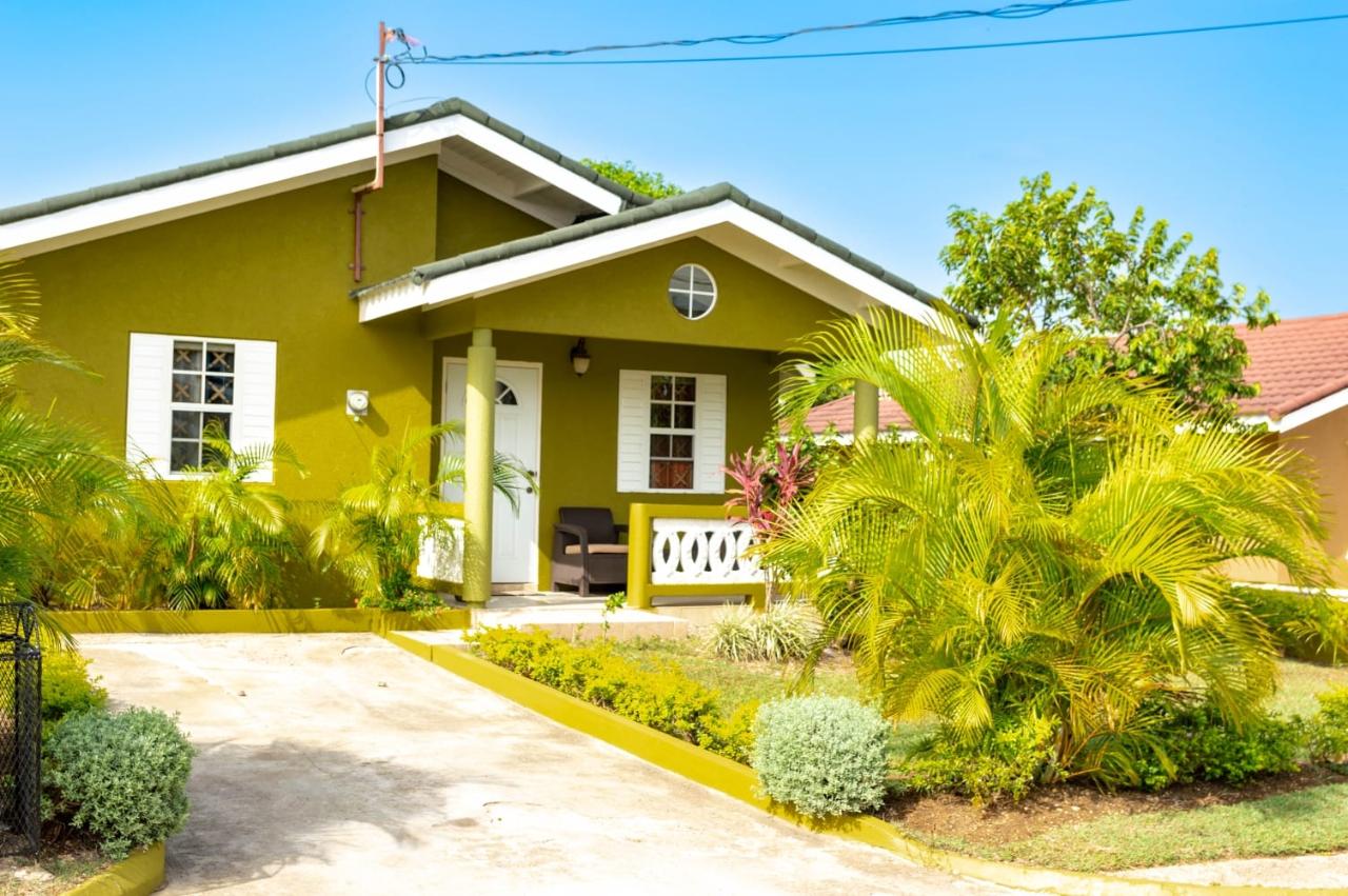 House For Rent SAPPHIRE AVENUE, Falmouth 700 Keez