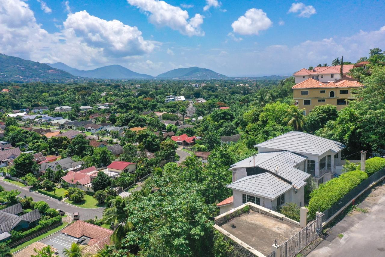 House For Rent MOUNTAIN SLOPE, Kingston 8 180,000 Keez