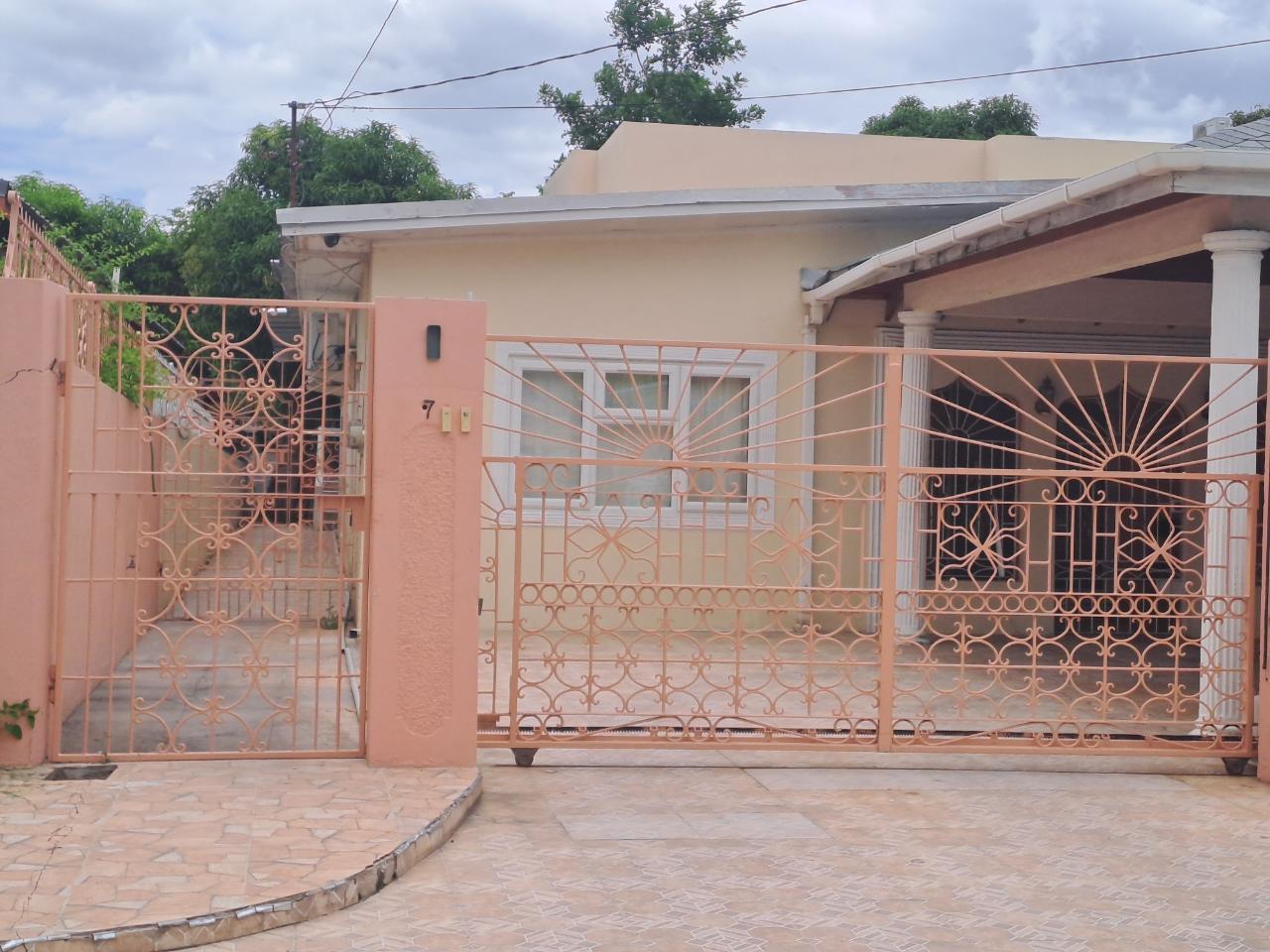 House For Rent THREE OAKS GARDENS, Kingston 19 100,000 Keez