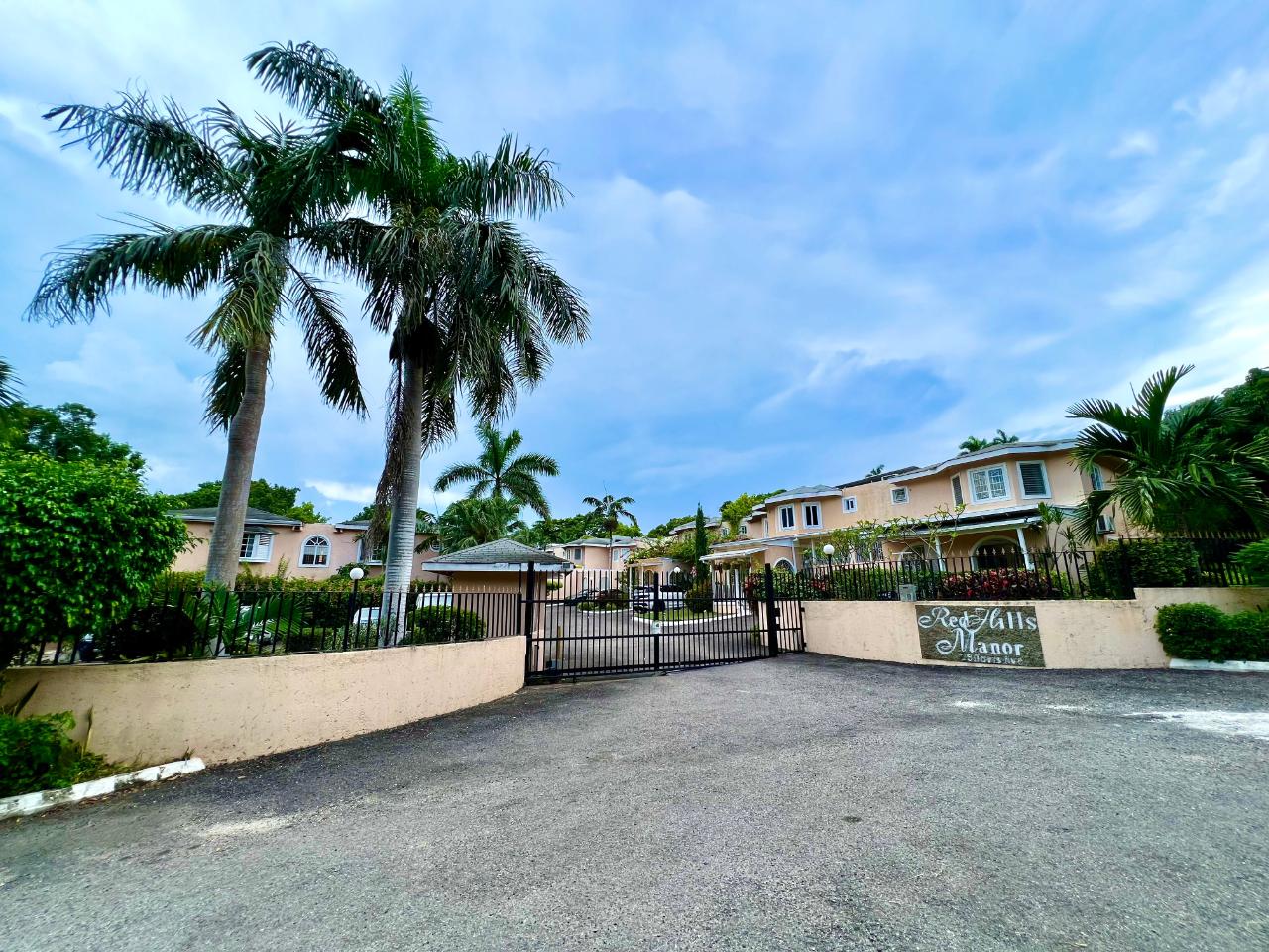 Townhouse For Sale RED HILLS MANOR DAVIS AVE, Montego Bay 380,000