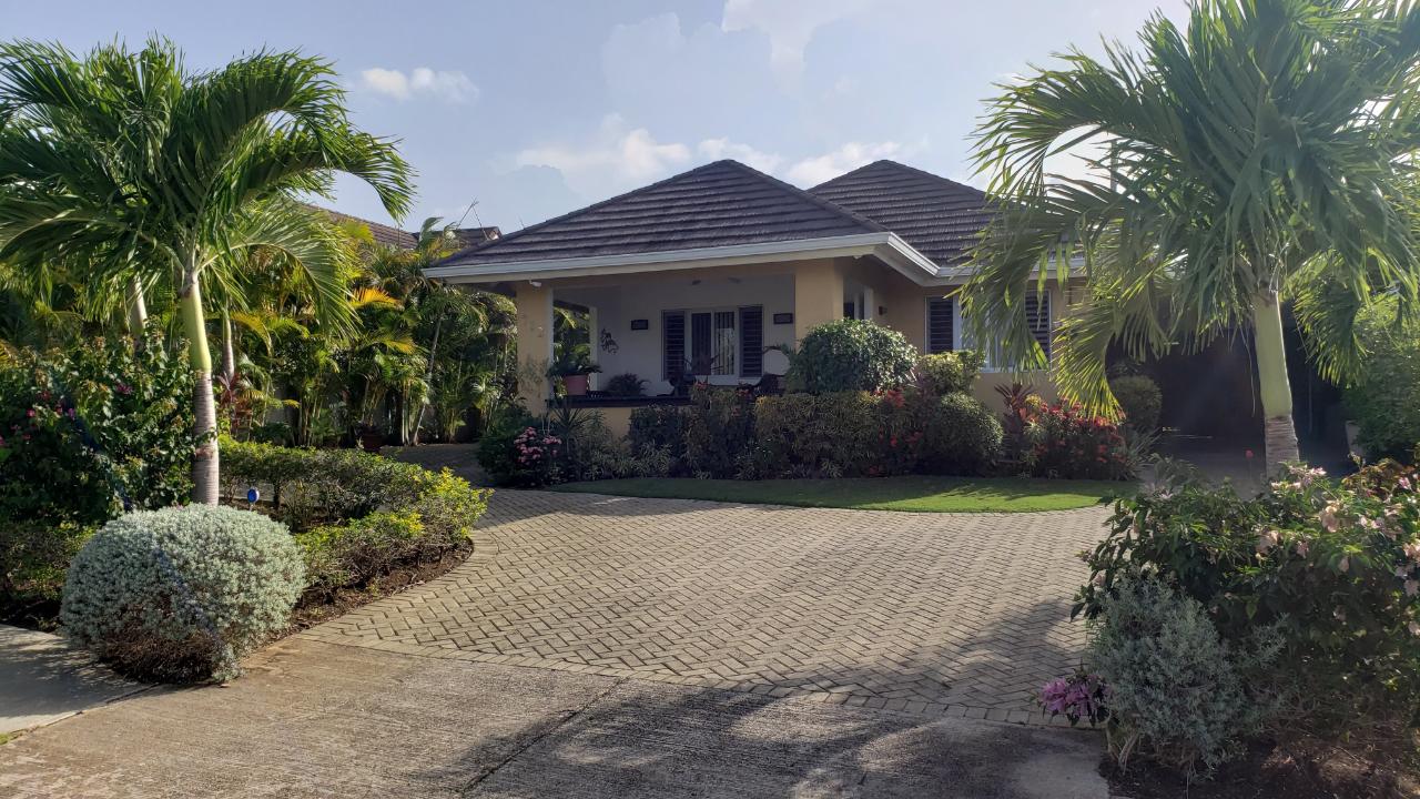 House For Rent: BANANA WALK, Runaway Bay | $1,600 | Keez