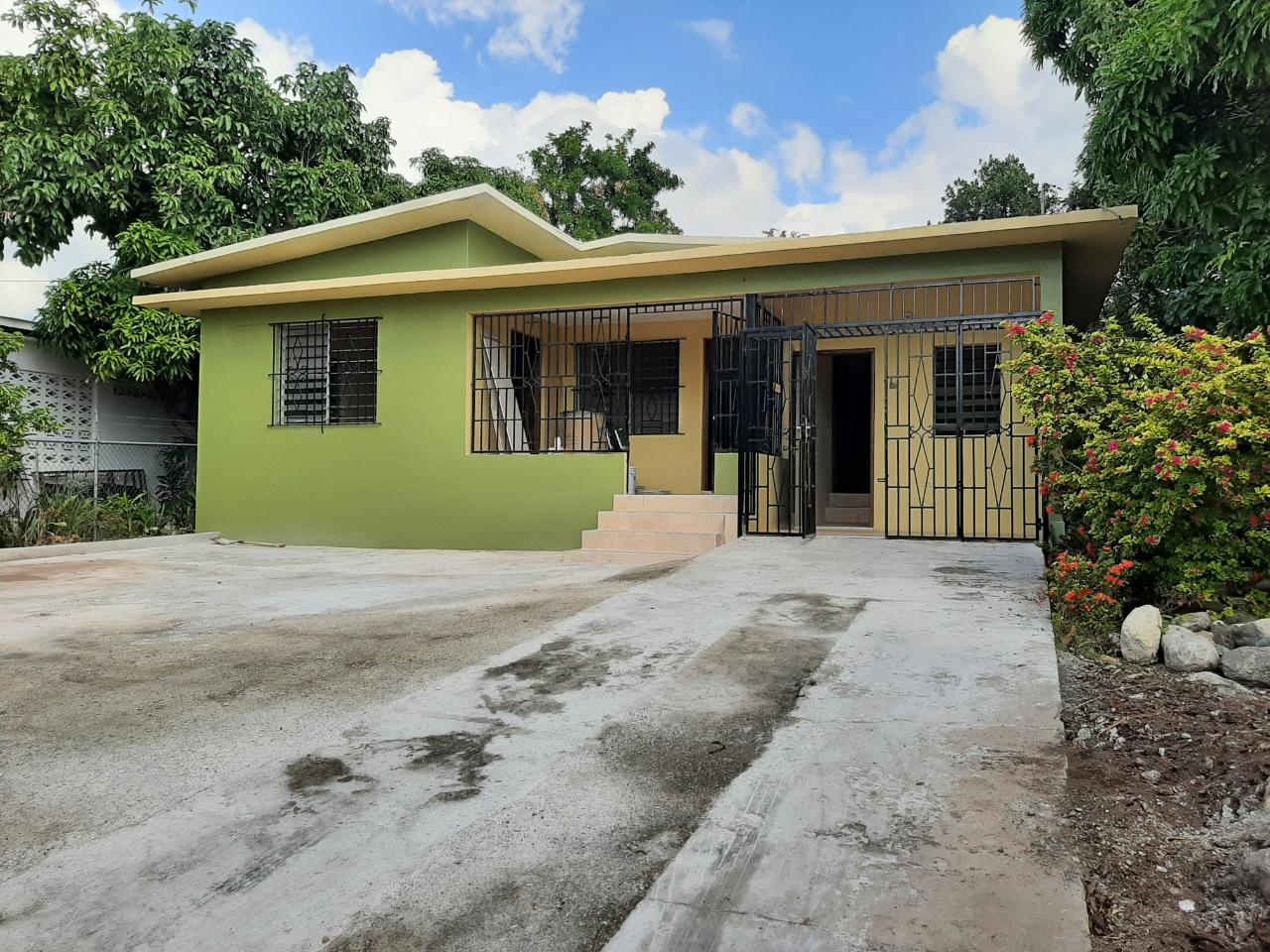 House For Rent PARKIN CLOSE, Kingston 8 75,000 Keez