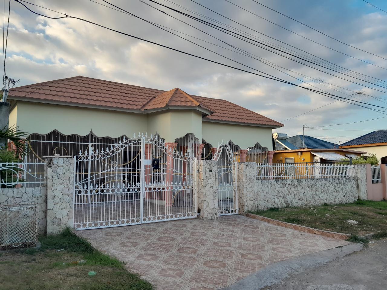 House For Rent LORRAINE AVENUE, Spanish Town 135,000 Keez