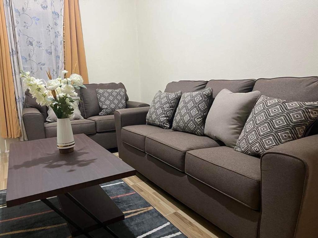 House For Sale ROYAL FERN WAY, Spanish Town 25,000,000 Keez