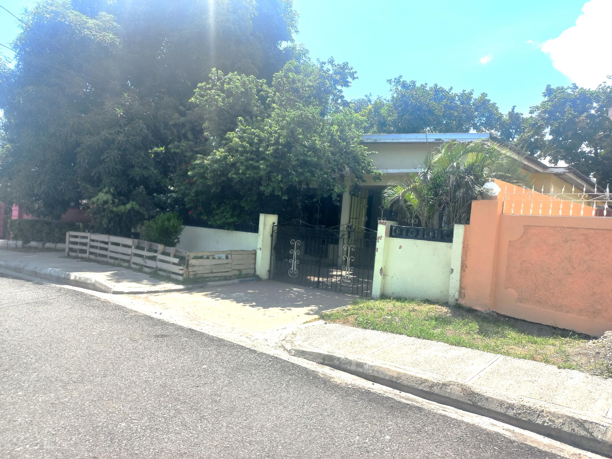House For Sale RED CHURCH STREET, SPANIS, Spanish Town 7,500,000 Keez