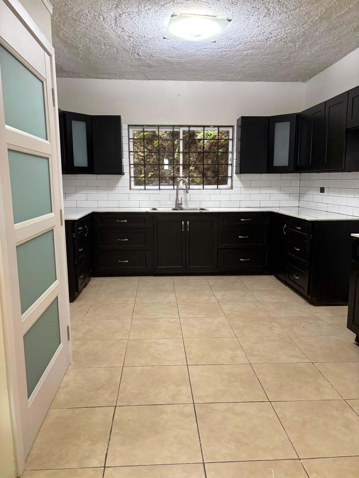 Townhouse For Rent: BELLEVUE DRIVE, KINGSTON, Kingston 19 | $250,000 photo 7