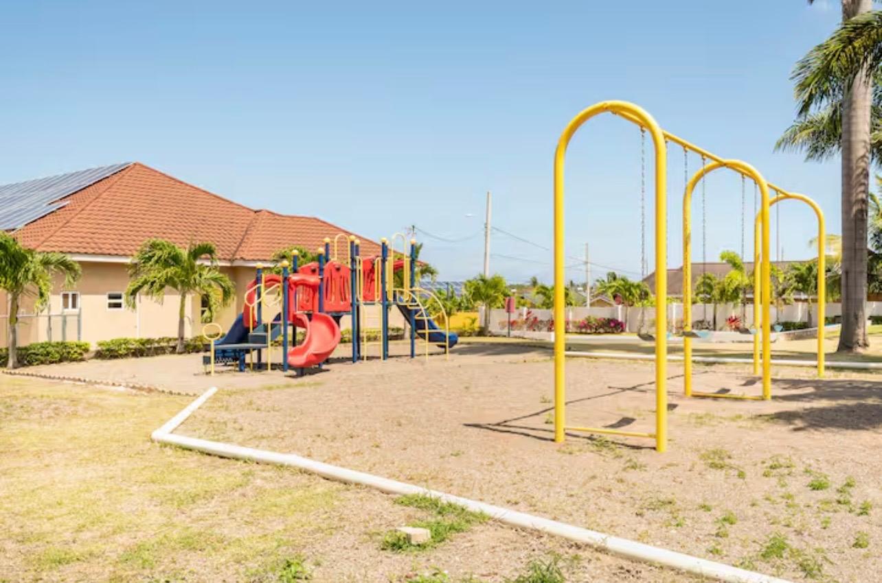 House For Rent: DRAX HALL MANOR PHASE 2, Drax Hall Estate | $1,350 photo 13