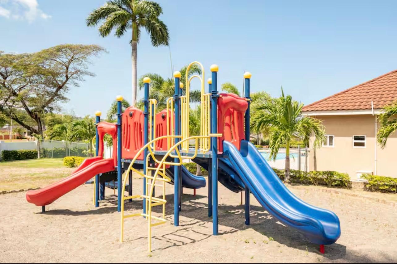 House For Rent: DRAX HALL MANOR PHASE 2, Drax Hall Estate | $1,350 photo 14