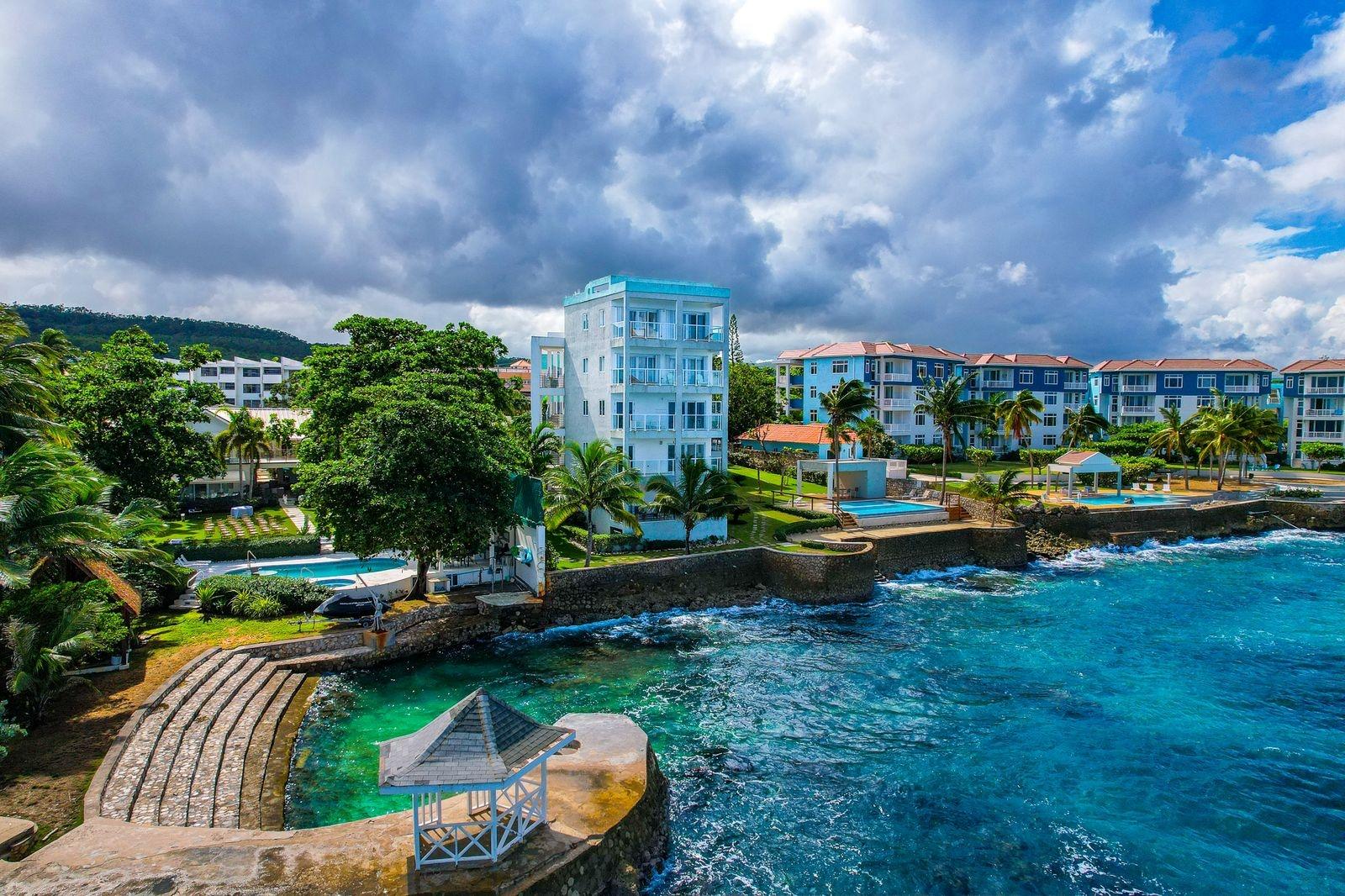 Apartment For Sale: THE WAVES TOWER ISLE, Tower Isle | $400,000 photo 3