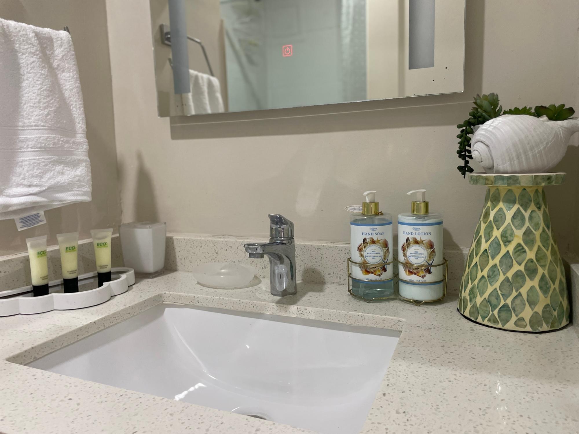 Apartment For Rent: BAYFRONT APARTMENTS, Port Henderson | $185,000 photo 19