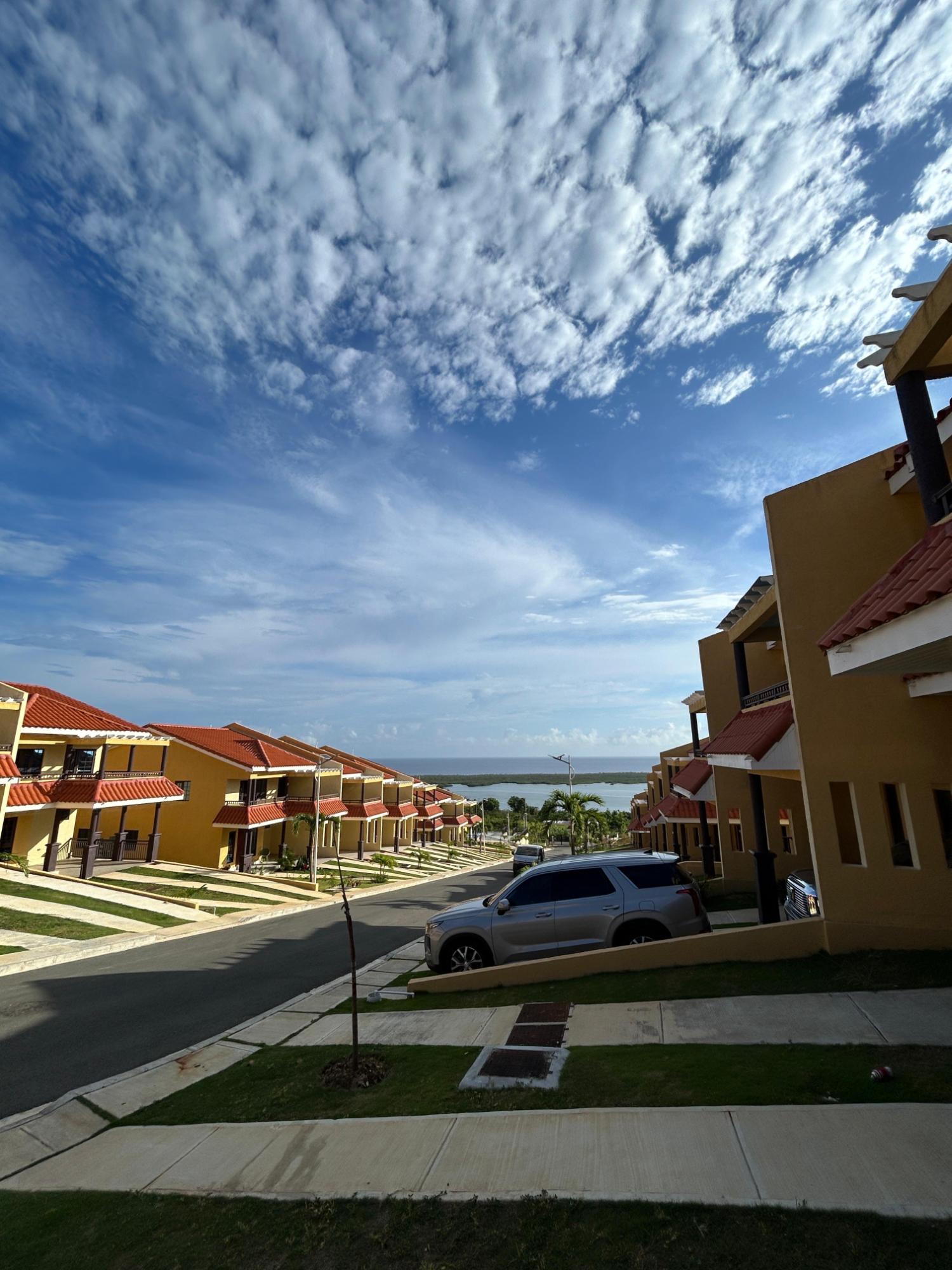 Townhouse For Rent: HUMMINGBIRD ESTATE, Greenside | $3,000
