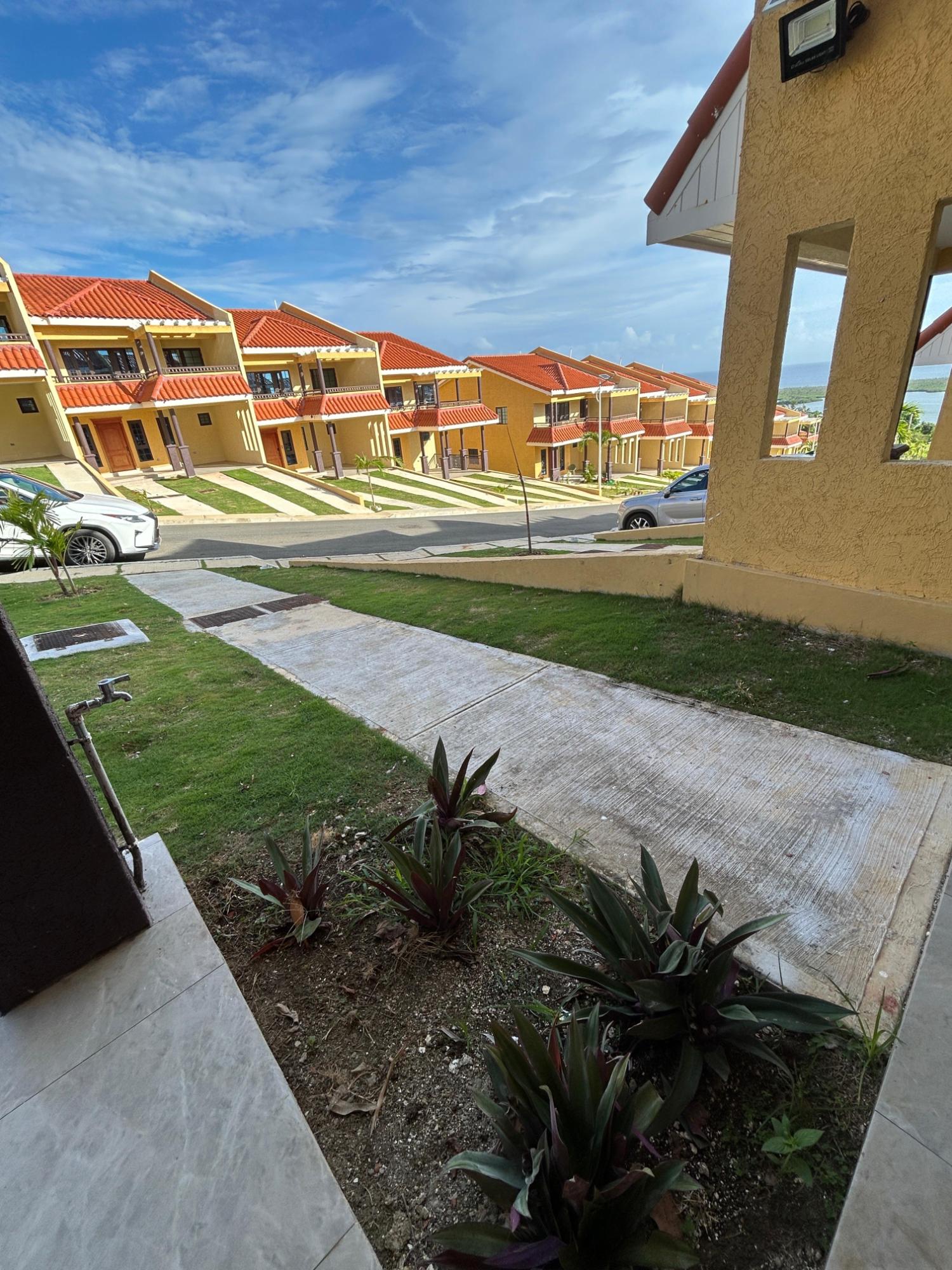 Townhouse For Rent: HUMMINGBIRD ESTATE, Greenside | $3,000 photo 2