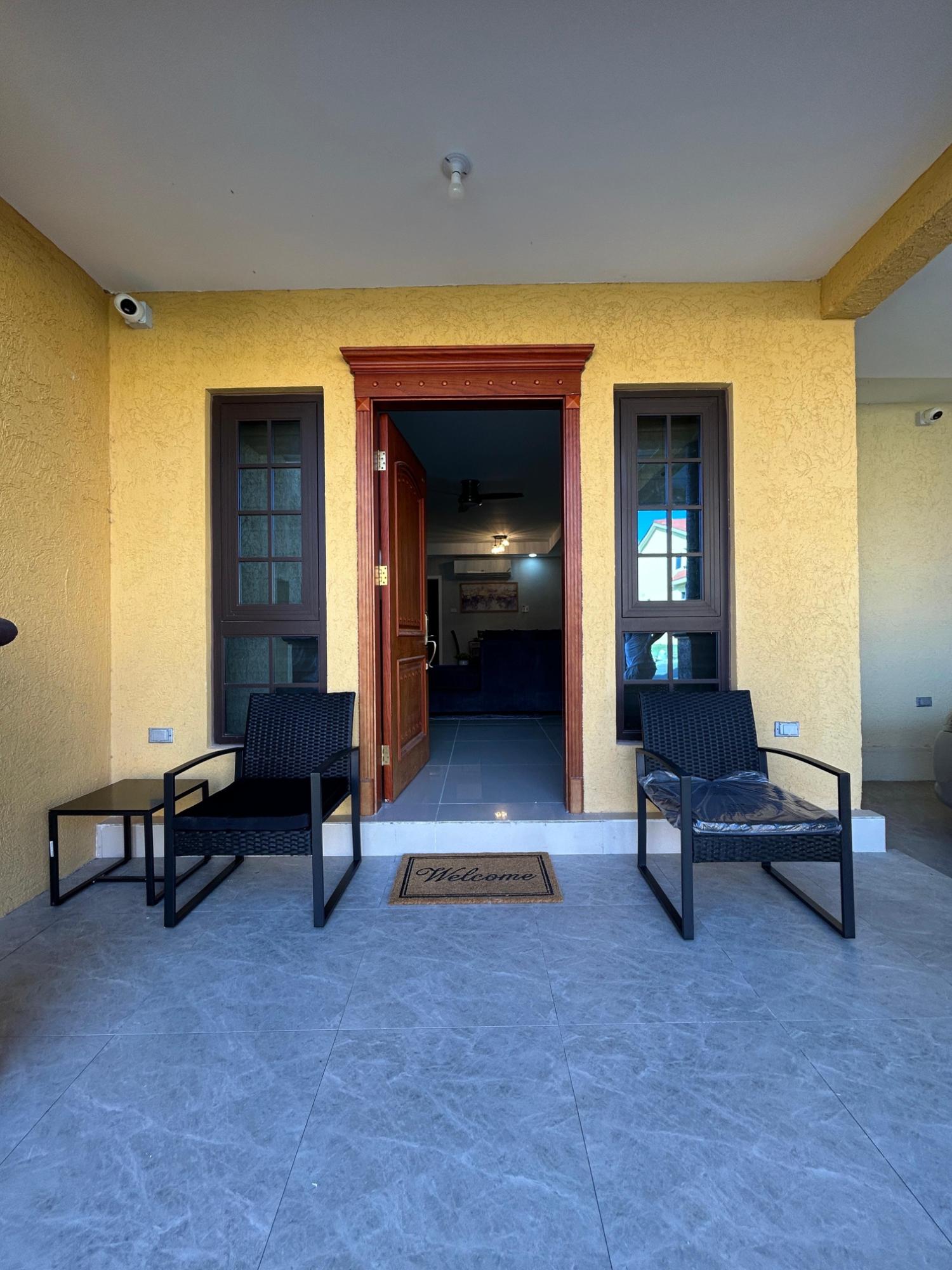 Townhouse For Rent: HUMMINGBIRD ESTATE, Greenside | $3,000 photo 3