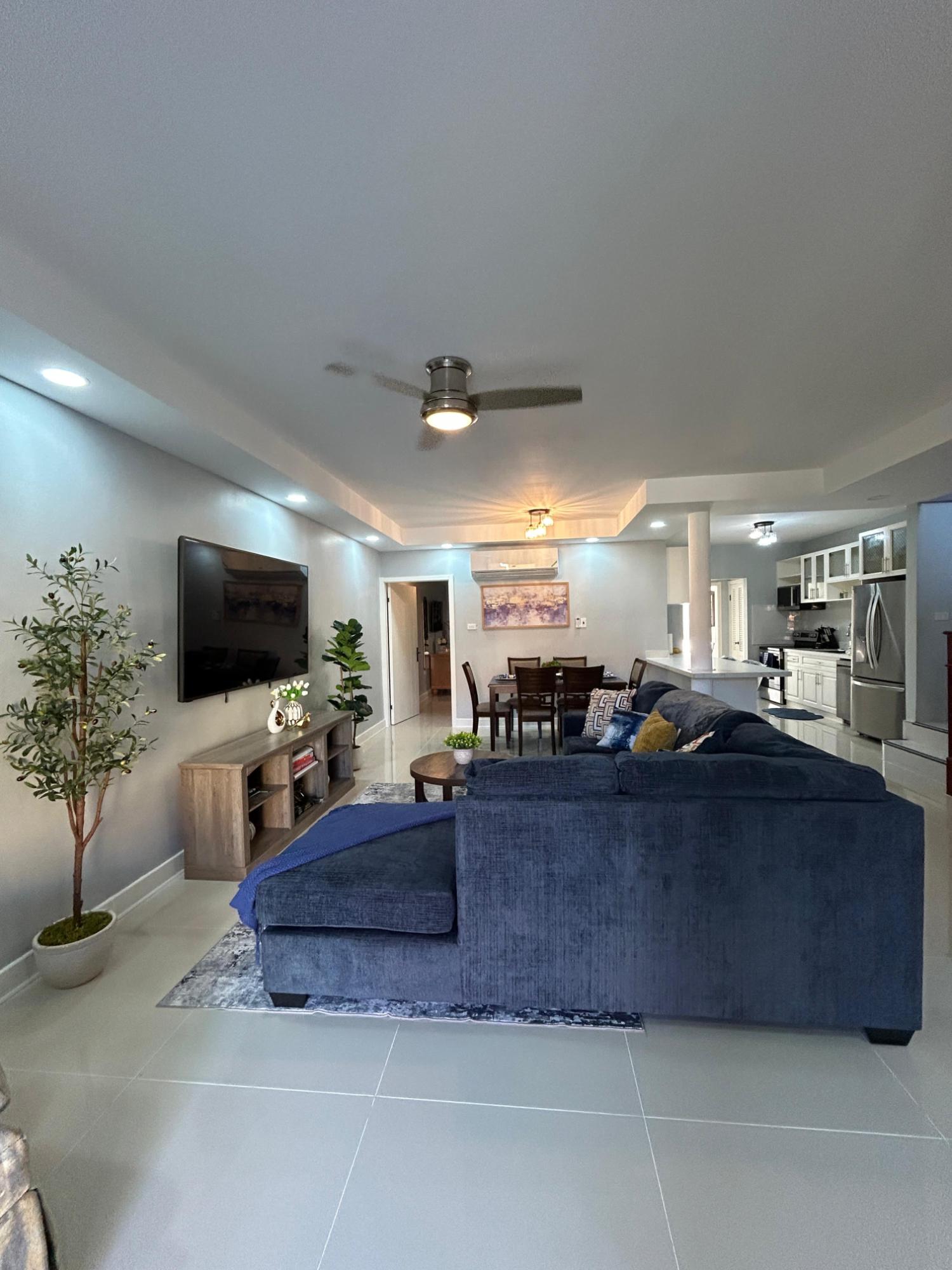 Townhouse For Rent: HUMMINGBIRD ESTATE, Greenside | $3,000 photo 4