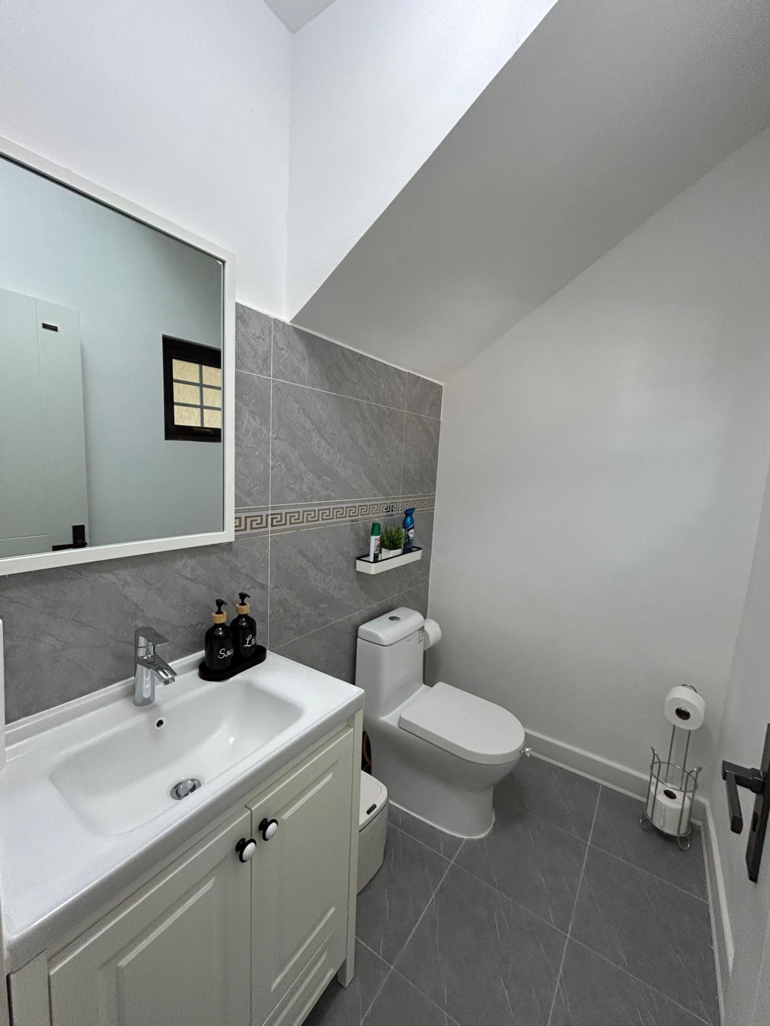 Townhouse For Rent: HUMMINGBIRD ESTATE, Greenside | $3,000 photo 6