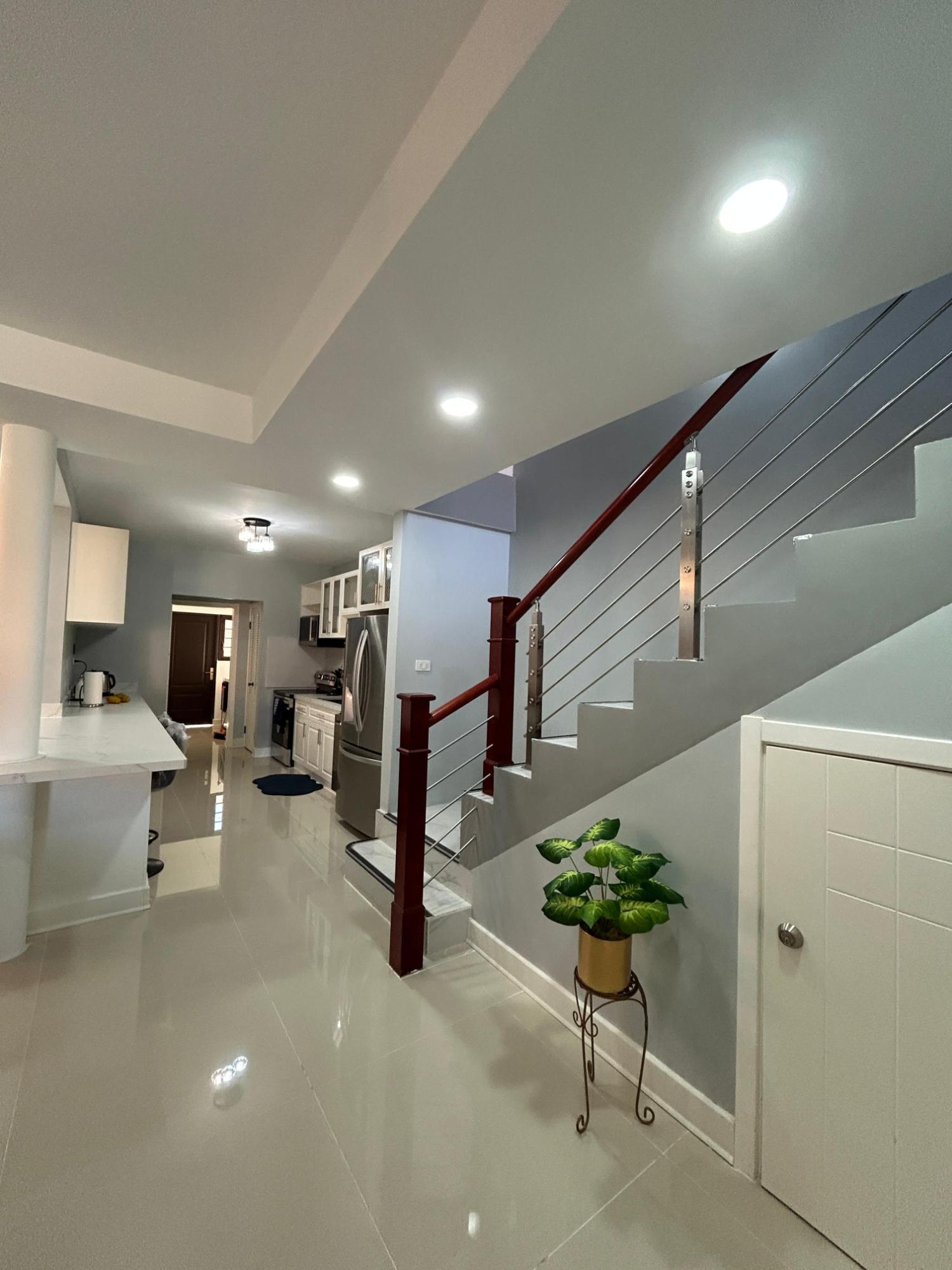Townhouse For Rent: HUMMINGBIRD ESTATE, Greenside | $3,000 photo 7