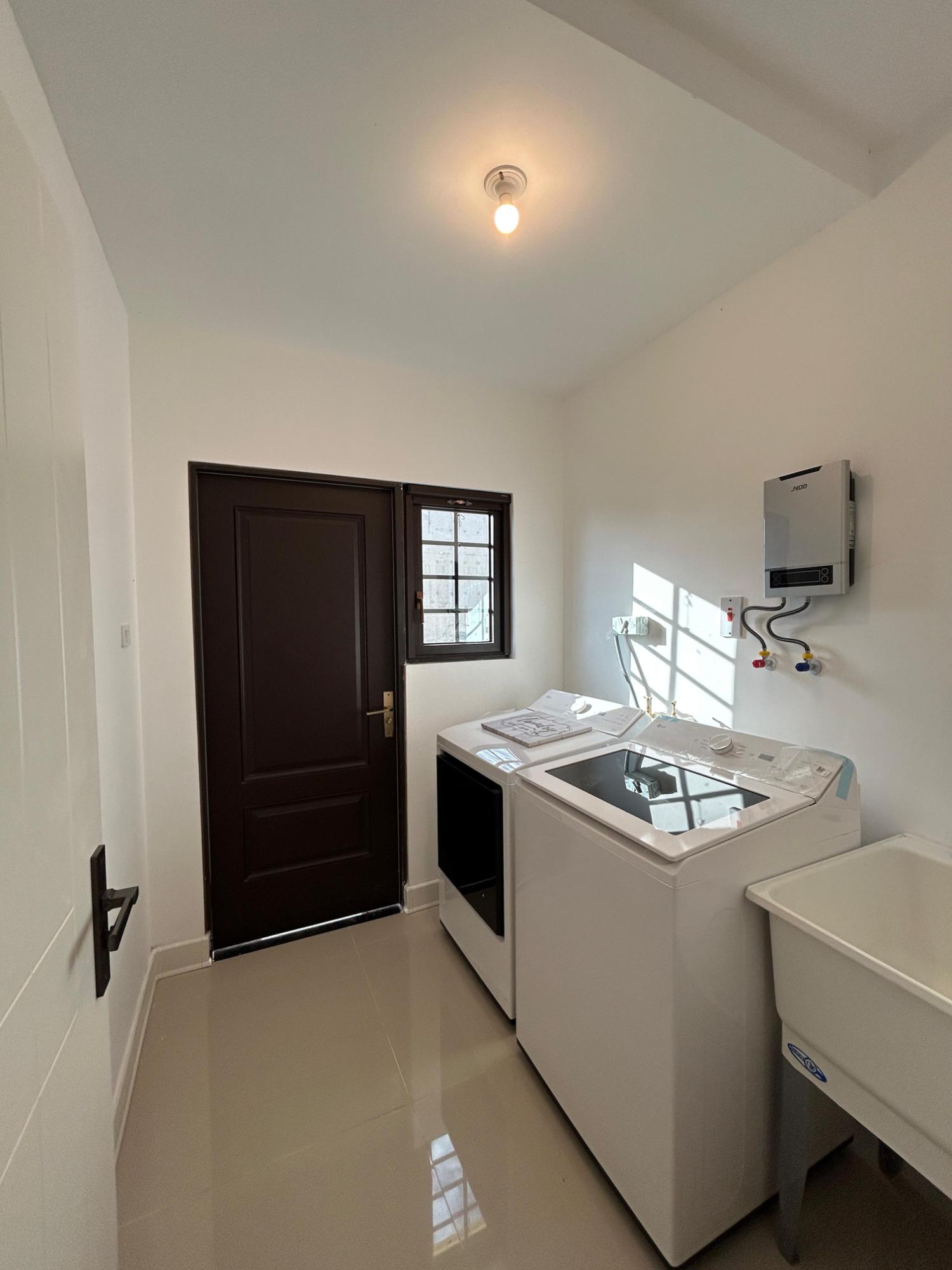 Townhouse For Rent: HUMMINGBIRD ESTATE, Greenside | $3,000 photo 11