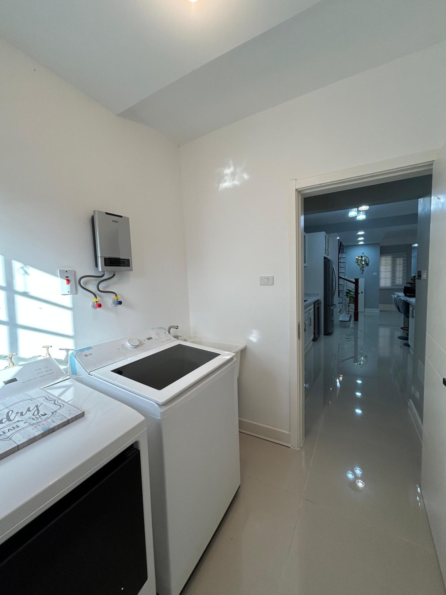 Townhouse For Rent: HUMMINGBIRD ESTATE, Greenside | $3,000 photo 12