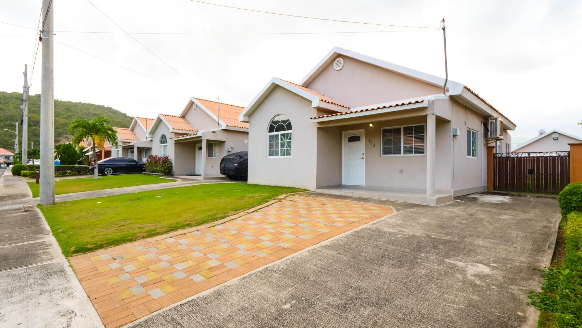 House For Rent: RAY WRIGHT DRIVE, Caymanas Estates | $150,000 photo 4
